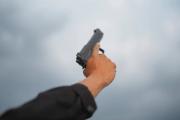 Un hombre atacó a dos policías que se acercaron a identificarlo: uno murió y el otros está grave