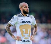 La inesperada reacción de Dani Alves al recibir una camiseta de Boca Juniors