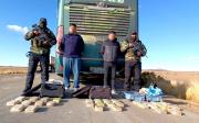 Encuentran 30 paquetes de droga en un bus que transitaba en la carretera Oruro