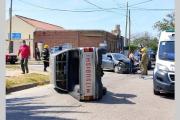 Estruendoso choque y vuelco: Un conductor fue rescatado por vecinos