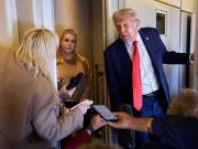 Estados Unidos: Trump ahora dice que las cadenas de TV que lo critiquen tal vez pierdan su licencia