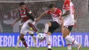 La polémica jugada que reclamó todo Flamengo: ¿era roja al futbolista de Estudiantes y penal?