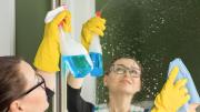 Por qué hay que rociar con vinagre el espejo del baño: ¿qué significa?