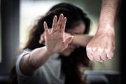 Golpeó a su exconcubina y, de los pelos, la arrastró por toda la casa