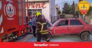 Sofocan incendio en un auto estacionado en la estación de servicios