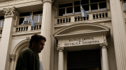 El Banco Central endurece el cepo para acceder a dólares financieros para gerentes de bancos