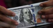 El Banco Central aplicó un cepo para la compra de dólares a directivos de bancos y a sus familiares