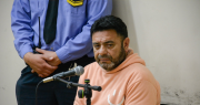 El “estafador de ancianas” les entregaba hasta un folleto a sus víctimas: las cámaras de un banco lo dejaron en jaque