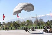 Sorpresa en la Parada Militar: 21 paracaidistas protagonizaron un show aéreo sin precedentes