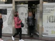 El Gobierno va por los dólares de quienes trabajan para el exterior: cuántos son los millones que intentará cazar