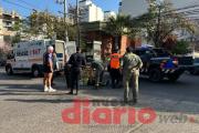 Susto en la ciudad: colisión entre un Falcon y una moto en el barrio Parque Aguirre