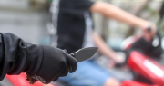 Un Uber moto fue a buscar un pasaje a Trinidad y dos ladrones armados lo asaltaron
