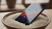 Mejor que el truco del arroz: lo que tienes que hacer rápidamente si tu teléfono se cae al agua