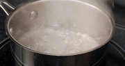 En San Martín, a un chico de 14 años le cayó una olla de agua hirviendo en los genitales