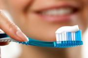 ¿Cuál es la reconocida pasta dental que sigue prohibida por la Anmat y por qué?