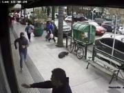 Violento robo en pleno centro de Ituzaingó: a un hombre le sacaron a golpes $ 3.000.000 cuando llegaba a una financiera