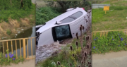 Un auto volcó y cayó a una zanja en Los Hornos y el conductor quedó atrapado
