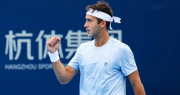 Tomás Etcheverry avanzó a cuartos de final del ATP 250 de Hangzhou y enfrentará al francés Corentin Moutet