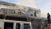 EN VIDEO: Bomberos controlaron incendio en local de electrodomésticos en concurrido mercado de Maracaibo