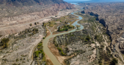 Desde el aire, el Río San Juan caudaloso como nunca, potenciado por un monstruo energético que nació de nuevo