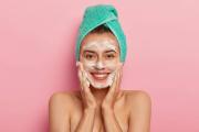 ¿Para qué una doble limpieza facial? Si usas maquillaje o protector solar debes hacerlo