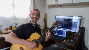 La brillante idea de un neuquino que vende canciones personalizadas para subsistir