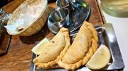 El bodegón que ofrece 2 empanadas de bondiola, pasas y panceta por menos de $7.000