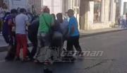 Insólito: Transeúntes asistieron a policías para detener a un violento