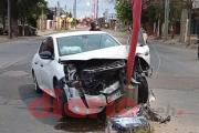 Alcoholizado, subió al auto y lo destrozó contra un poste en Av. Solís