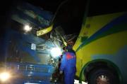 Choque en la carretera Potosí–Oruro deja al conductor de un bus y su ayudante atrapados en la cabina
