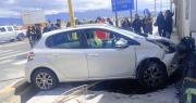 Perdió el control de su auto y se estrelló contra un almacén: de milagro no hubo heridos
