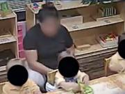 La insólita justificación de una maestra que ató a un pequeño de menos de 2 años a su silla durante el almuerzo