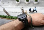 Polémica en España: un fallo informático en las pulseras anti maltrato absuelve a decenas de agresores