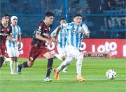 La emotiva reacción del padre de Carlos Abeldaño tras el debut de su hijo en Atlético Tucumán