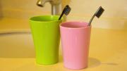 ¿Cómo y por qué hay que limpiar el vaso del cepillo de dientes?