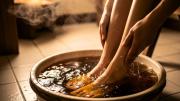 Lavado de pies con té negro: por qué recomiendan hacerlo y para qué sirve