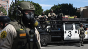 Un precedente nacional: estado de EEUU prohíbe que la policía se cubra el rostro durante redadas y patrullajes