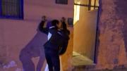 Fue a su casa y le destrozó la puerta luego que discutieran en una fiesta