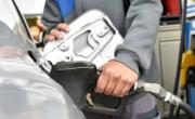 Por qué no baja el precio del combustible en Argentina al ritmo del crudo mundial