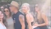 VIDEO. Eros Ramazzotti intentó besar a Evangelina Anderson y ella lo rechazó