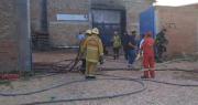 Incendio consumió dos depósitos con plásticos y tres personas reciben atención en el Parque Industrial