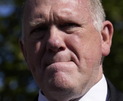 Según informes, el El Zar de la frontera de Trump, Tom Homan, aceptó 50.000 dólares en efectivo de agentes encubiertos del FBI