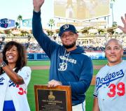 Miguel Rojas recibió por segunda vez el Premio Roy Campanella