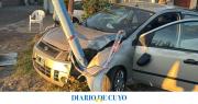 Borracho, perdió el control del auto, se fue a la banquina y atropelló a un peatón: terminó el raid contra un pilar