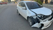Choque entre un automóvil y un camión en Avenida Polonia
