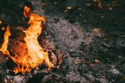 Encendió fuego con alcohol para quemar basura: casi pierde la vida