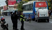 Choque múltiple en avenida Jujuy: un colectivo embistió a dos motos y una Kangoo