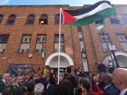 La bandera palestina ya ondea en su Embajada en Londres, mientras Israel intensifica la ofensiva en Gaza