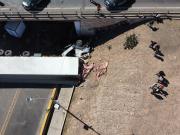 Volcó un camión frigorífico en Mendoza y hubo caos: la Policía echó con gases y balas de goma a los vecinos que quisieron saquear la carne