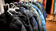 El supermercado que liquida ropa de invierno con hasta 60% de descuento